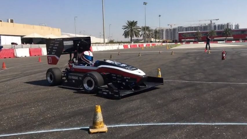 České formule na okruhu F1. Studenti z Prahy předváděli auta v Abu Dhabi